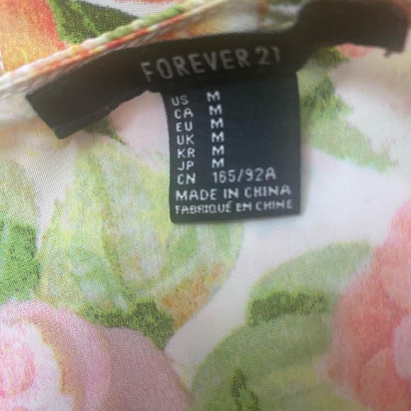 Forever 21 perplum flower blouse with button open back.  Size medium - Picture 6 of 6